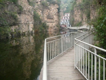 西胜沟风景名胜区是一条14华里的峡谷,峡谷内飞泉瀑布,一年四季溪水常