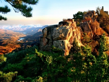 06 150 起 10  嵩山旅游风景区区位于临朐县城西南25公里处,东路