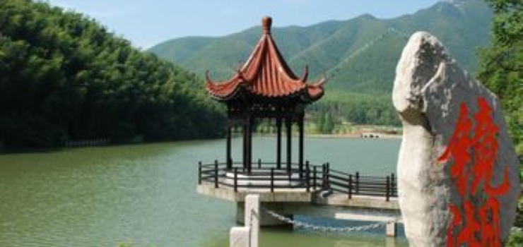 国家AAAA级旅游景区宜兴竹海风景区位于苏、浙、皖三省交界的宜兴南部山区,是国家风景名胜区、省级森林公园。宜兴盛产竹,自古就有竹的海洋之称。竹海绵延苏、浙、皖三省,纵横八百余里,形成了一片翡翠的海洋。竹海风景区位于竹的海洋中心,万亩翠竹随山势起伏,好似波涛翻滚,绵流不绝,素有中国第一竹海之称,是我国竹风景、竹风情和竹文化的代表性景区。风景区内山青水秀,一日之内,四季之间,奇趣天成。成人票 门市价 80元。 宜兴竹海以一望无际的浩瀚毛竹为主体,以清丽脱俗的竹海镜湖为依托,宛如一道清凉世界的屏障,隔决了