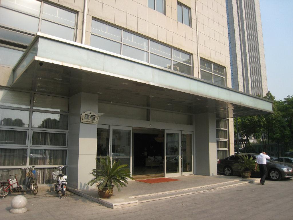 酒店大门.[由月月鸟的小窝提供]